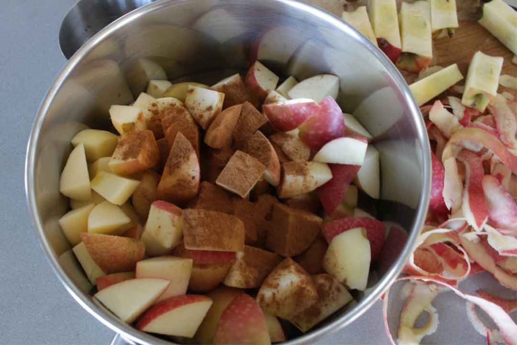 cinnamon-spiced-stewed-apples-in-pan